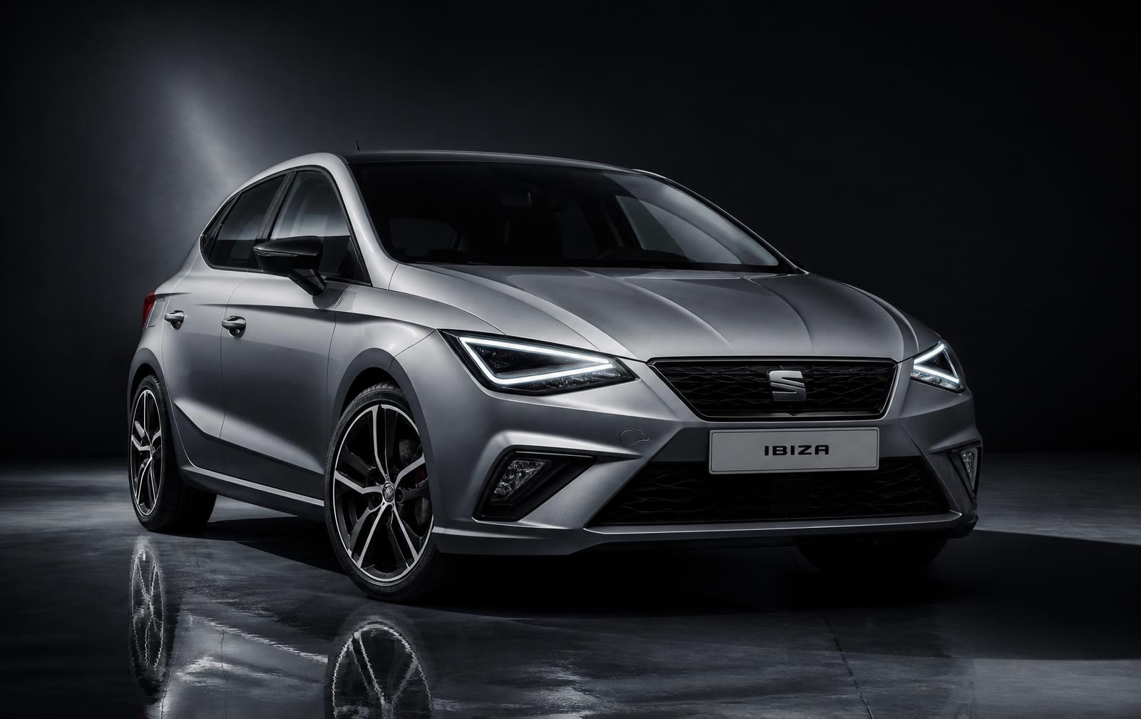 Carro seminovo em destaque no showroom